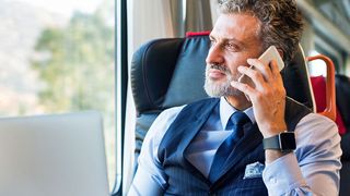 Egal ob im Zug, am Flughafen oder im Café – sensible Unternehmensinformationen müssen unterwegs ebenso geschützt werden wie im Büro. (Kaspersky/Shutterstock 1028057065)