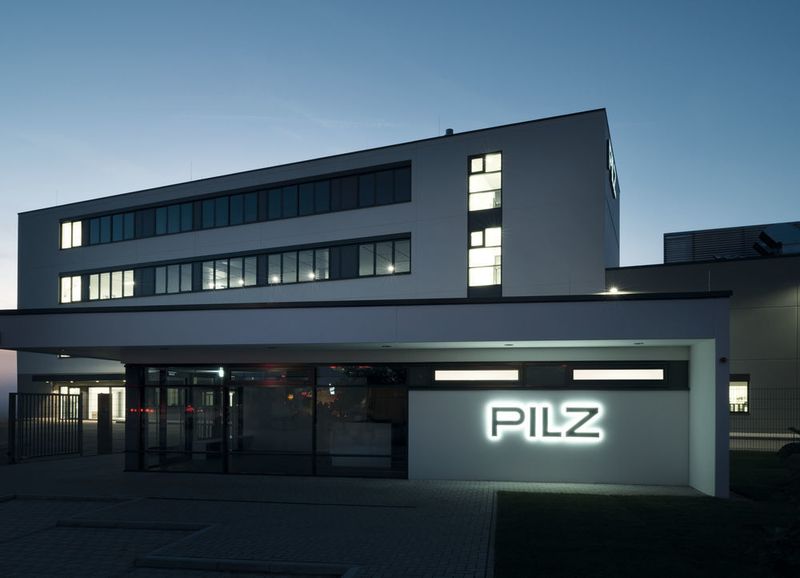 Mit dem neuen Peter Pilz Produktions- und Logistikzentrum erweitert Pilz den Stammsitz in Ostfildern zum Pilz Campus. In der Fertigung setzt Pilz die intelligente Produktion im Sinne von Industrie 4.0 um. (Bild: Pilz)
