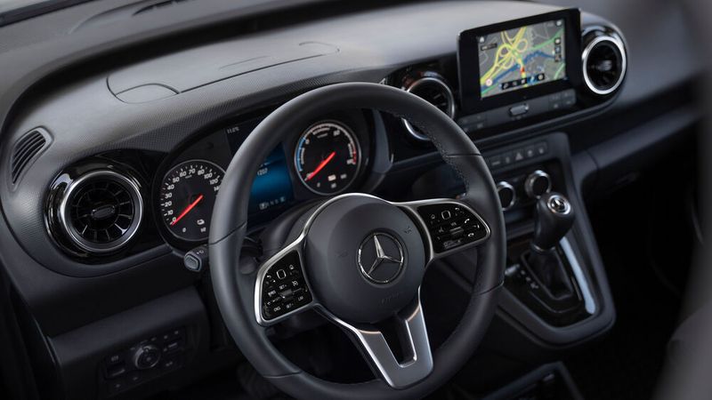 Der Innenraum ist funktional eingerichtet. (Bild: ©Mercedes-Benz AG)