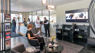 Die Seitz-Gruppe will die Menschen in den Mittelpunkt ihres Geschäfts rücken – wie etwa in ihrem 2022 eröffneten Leasing-Rücknahmezentrum (im Bild), das sie auch zur Anbahnung neuer Verkaufsmöglichkeiten nutzt. (Bild: Ralf Lienert)