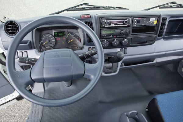 Der Fuso Canter E-Cell: Der erste in einer Kleinserie gefertigte rein elektrisch angetriebene leichte Lastwagen fährt emissionsfrei und nahezu geräuschlos.  (Daimler)