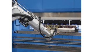 Am Stand von Prima Power auf der Blechexpo können Besucher eine kompakte und robotergestützte Biegezelle erleben.  (Bild: Prima Power)