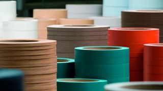 Die Egger-Gruppe ist unter anderem auf die Extrusion von Kantenbändern aus diversen Kunststoffen spezialisiert. Dabei setzt das Unternehmen auch konische Doppeschneckenextruder von Battenfeld-Cincinnati ein. Ein Novum ist die ABS-Verarbeitung auf einer Maschine der neuesten Generation. (Egger)