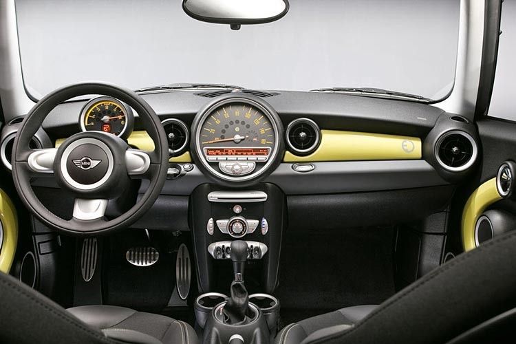 Die Farbe der Einlagen, „Interchange Yellow“ soll Energie und Innovation symbolisieren. Das Cockpit ist dem des Mini mit Verbrennungsmotor gleich – außer dass es statt eines Drehzahlmessers ... (BMW)