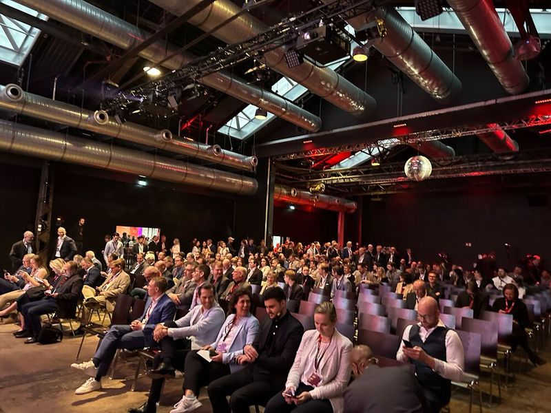 In den Vortragspausen konnten Partner sich austauschen oder schnell mal Mails checken. (Bild: Vogel IT-Medien)