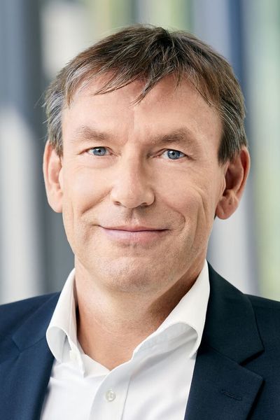 Nanogate-Chef Ralf Zastrau legt mit Wirkung zum 31. März 2020 aus persönlichen Gründen sein Amt als Vorstandsvorsitzender nieder. Zastrau hatte Nanogate im Jahr 1999 mitgegründet und seitdem geleitet. Seit dem Börsengang 2006 war er CEO des Technologieunternehmens. Ein Nachfolger wurde vom Aufsichtsrat nicht bestellt. Den Vorstand bilden künftig Götz Gollan (CFO) und Robert Wittmann (COO). Ralf Zastrau wird künftig als Berater des Vorstands die Neuausrichtung des Konzerns im Rahmen des laufenden Zukunftsprogramms begleiten. (Nanogate)