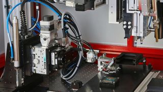 Positionierung und Mikrolöten von optischen Bauteilen mit dem NanoSolder. (Bild: Nanosystec)