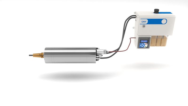 Das hydroviskose Dämpfungssystem der neuen Hochgeschwindigkeitsspindeln wird autark mit einem eigenen kleinen und energiesparenden Hydraulikaggregat betrieben. Weil sie äußerlich baugleich mit den Standardmodellen sind, lassen sie sich auch auf vorhandenen Maschinen leicht nachrüsten. (Bild: GMN)