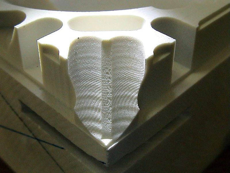 Bild 4: Selbst bei einfachem 3D-Fräsen können nicht alle Werkzeugmaschinen Standardanforderungen wie die 45°-Bewegung der drei Linearachsen X, Y, und Z ausreichend bewältigen. (Archiv: Vogel Business Media)
