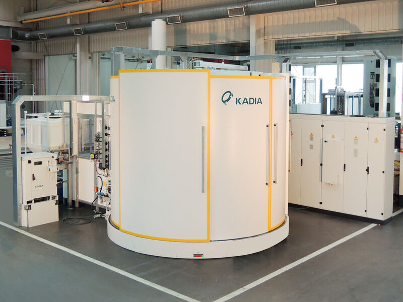 Platzsparendes Konzept: Die Bürstmaschine von Kadia ist als Rundtischmaschine ausgelegt und vereint die drei Einzelprozesse Entgraten, Entzundern, Oberflächenfinishen. (Bild: Kadia)