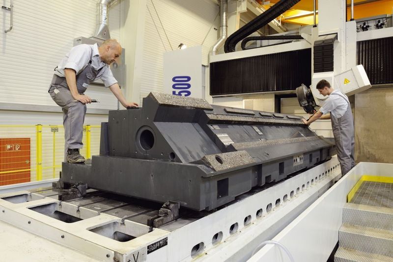 Ein Highlight des Maschinenparks ist die CNC-Präzisionsschleifmaschine der Marke Favretto. Sie deckt einen Arbeitsbereich von 5000 mm × 2000 mm × 1350 mm ab und schleift bis zu 15 t schwere Werkstücke bis auf 5 µm genau.  Bild: Epucret (Archiv: Vogel Business Media)