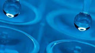 Um möglichst kleine Tropfen herzustellen, werden keine Pipetten, sondern in der Regel Düsen eingesetzt. Sie schießen die Tröpfchen mit hohem Druck durch ein Ventil. Oldenburger Wissenschaftler haben nun eine neue, noch unempfindlichere Methode entwickelt. (istockphoto.de/dra_schwartz)