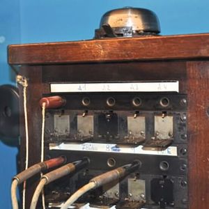 Klinkensteckverbinder: Kleiner Klappenschrank für die Handvermittlung in einer Telefonzentrale aus dem Jahr 1919. Hier wurden Klinkensteckverbinder eingesetzt. Klinkensteckverbinder besitzen somit die älteste Evolutionslinie bei Steckverbindern.(Bild:  Sargoth / CC BY-SA 2.0)