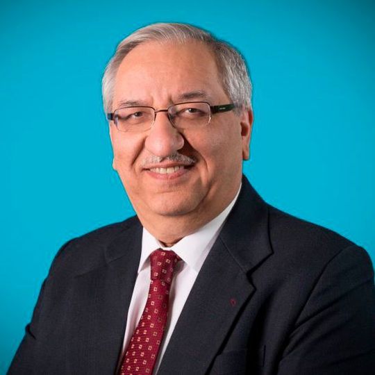Jalal Bagherli, CEO von Dialog Semiconductor, zum Handelskrieg zwischen den USA und China: „Für Elektronik- und Chip-Firmen gibt es denke ich nicht viele Möglichkeiten. Es ist nicht so, dass wir China für die Zusammenarbeit wählen würden, aber wir haben schlicht keine andere Wahl. Es ist schlicht der Ort, an dem alles hergestellt wird.“ Jalal Bagherli, CEO von Dialog Semiconductor, zum Handelskrieg zwischen den USA und China: „Für Elektronik- und Chip-Firmen gibt es denke ich nicht viele Möglichkeiten. Es ist nicht so, dass wir China für die Zusammenarbeit wählen würden, aber wir haben schlicht keine andere Wahl. Es ist schlicht der Ort, an dem alles hergestellt wird.“