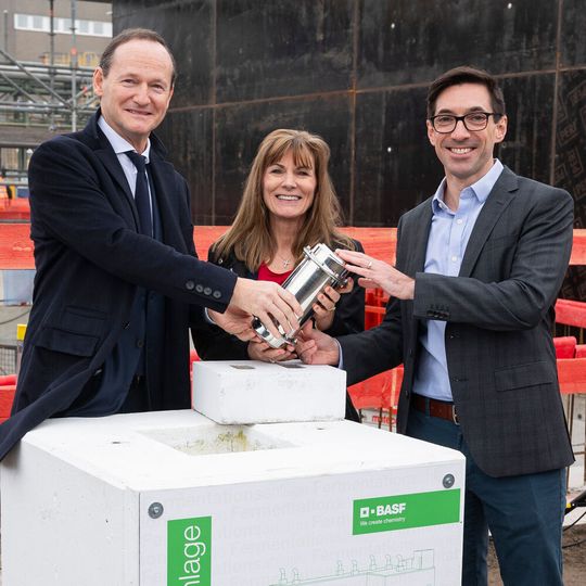 Während der Zeremonie vergruben Dr. Uwe Liebelt, (President European Site & Verbund Management), Heather Remley (President Global Engineering Services) und Christian Aucoin (Senior Vice President Global Operations bei BASF Agricultural Solutions) (v.l.) eine Zeitkapsel. (Bild:  BASF)