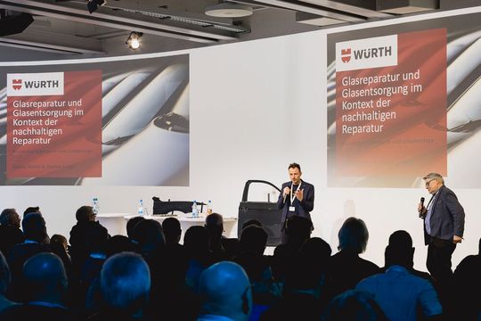 Bastian Wolters von Würth (li.) und Thomas Krieger von Securit Service präsentierten auf der Fachtagung für freie Werkstätten das neue Schulungskonzept.(Bild:  Stefan Bausewein)