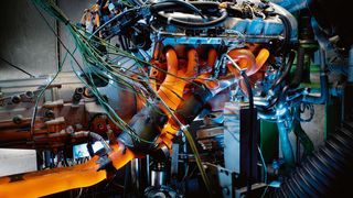 Ein Sechs-Zylinder-Motor mit motornahem Katalysator. Geht es nach der Politik, müssen Verbrennungsmotoren künftig deutlich schärfere Emissionsvorgaben erfüllen. (Bild: Eberspächer)