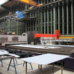 Das Blechbearbeitungs-Center der Senn AG: Die ganze Halle wird mit der Abwärme der vier Laseranlagen geheizt.