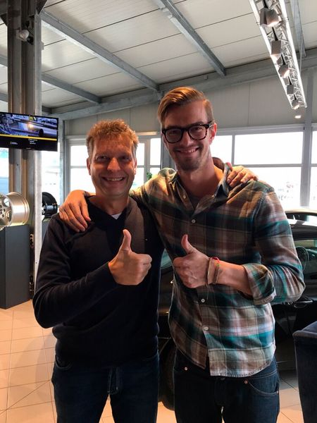 Auch Prominente sind von Nowas Qualität überzeugt: Hier Sportwagen-Nowa-Chef Waldinger (li.) mit TV-Moderator Joko Winterscheidt. (Bild: Sportwagen Nowa)