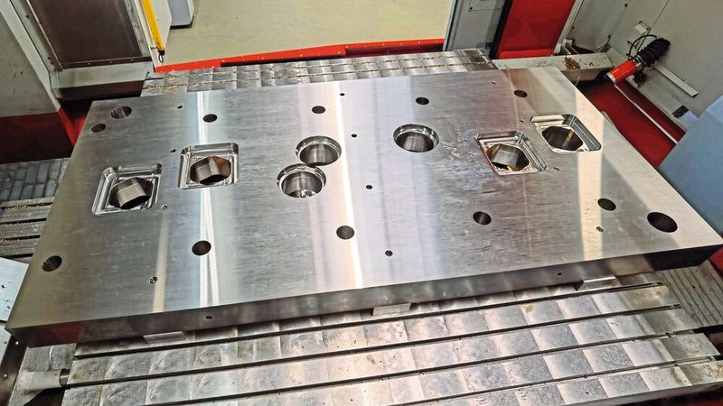 Grundplatte für ein Folgeverbund-Stanzwerkzeug aus X33CrS16 (1.2085) mit einer Härte von 48 HRC als Demonstrationswerkstück. (Bild: Klaus Vollrath)