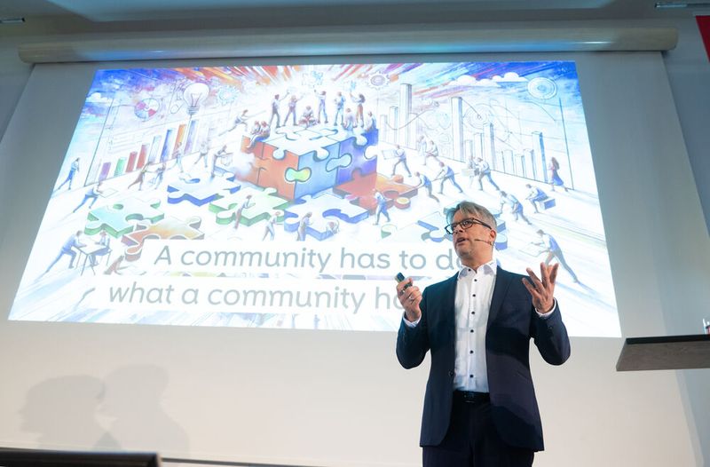 Peer Heinlein, Gründer und Geschäftsführer der Heinlein Gruppe. Er präsentierte erstmals die neue Kollaborations-Plattform.  (©univention)