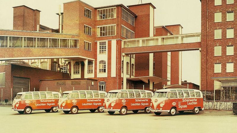 Werbebotschafter Mitte der Sechzigerjahre: der VW Bulli T1 und auch noch als „Samba“-Version. Gute Exemplare bringen es heuzutage locker auf einen sechstelligen Eurobetrag. (Bild: Hella)