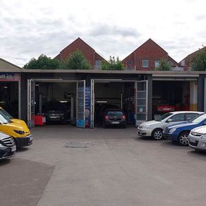 Von der Post mit ihren Streetscootern bis zu lokalen Privatkunden mit älteren Fahrzeugen reicht die Kundenklientel.(Bild:  Rosenow/»kfz-betrieb«)