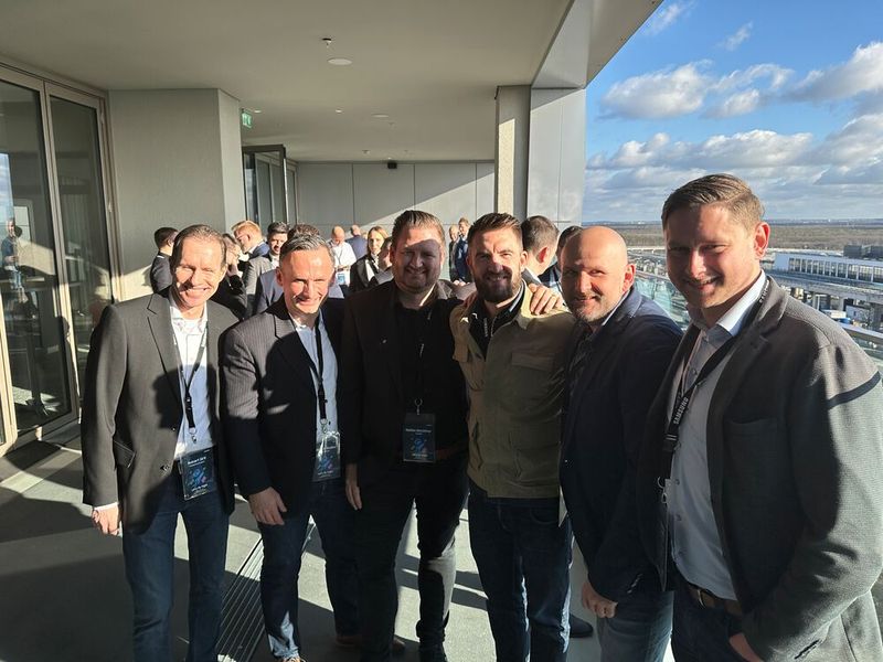 Diese Jungs sind entweder von der Sonne geblendet oder von der Fotografin, (v. l.) Robert Sirtl (MediaMarktSaturn), Wojtek Rudko (Samsung), Stefan Ebnöther (Littlebit), Kristof Schmidt (Samsung), Tom Kompes (Littlebit) und Clemens Mirwald (MediaMarktSaturn). (Bild: Vogel IT-Medien )