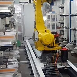 Ein 6-Achs-Roboter kann das 5-Achs-Bearbeitungszentrum automatisiert be- und entladen.