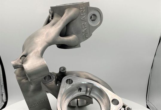 Ausschnitt aus einem indiviuellen Achsschenkel für einen getunten Golf. Der 3D-Druck in Metall und die Expertise von Parare ließen es als stabiles aber leichtes Teil Wirklichkeit werden. Der Leichtbau-BW war das den Thinking Juni 2022 wert.(Bild:  Parare)