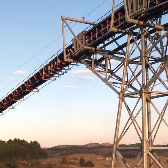 Im brasilianischen Barroso hat das weltweit längste schwebende Förderband (Flying Belt) den Betrieb aufgenommen. (Bild:  Bilder: Barroso)