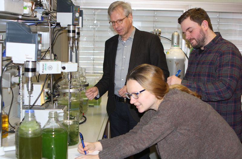 Bei den Laboruntersuchungen im Rahmen ihrer Dissertation stehen Tatjana Wawilow und Nils Hasport in dauerhaftem fachlichen Austausch mit Projektleiter Prof. Dr. Ulf Theilen. (Technische Hochschule Mittelhessen )