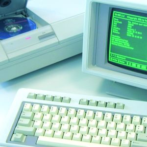 1986 half ein CD-ROM-Gerät bei der Lieferantensuche.