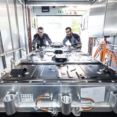 In der Salzsprühkammer des Batterie-Testcenter Bad Friedrichshall werden die Batteriesysteme harten Alterungstests unterzogen. (Bild: Valmet Automotive)