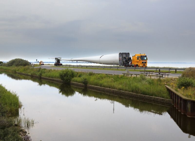 Der erste Prototyp der Weltrekord-Windturbine auf dem Weg durch Dänemark, bei Aufbau und Tests (Siemens)