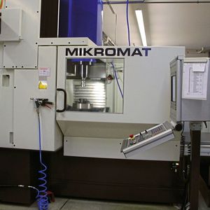 Die digitale Vernetzung von Technologie wie dieser Präzisionswerkzeugmaschine in der Modellfabrik des Mittelstand 4.0-Kompetenzzentrums Ilmenau wird in Zukunft viele Prozesse automatisieren.(Bild:  Mittelstand4.0-Kompetenzzentrum Ilmenau)