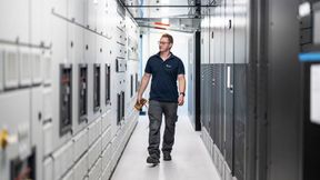 KI-Workloads treiben die Leistungsdichte in Rechenzentren deutlich nach oben. Stromversorgung und Kühlung müssen deshalb auch mit hohen Lastspitzen und dicht gepackten GPU-Systemen umgehen können. (Bild: Delta Electronics)