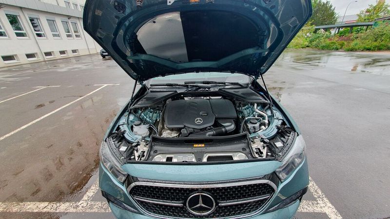 4. Der Verbrauch: Der 220 d entpuppte sich auf den Testfahrten gerade mit Blick auf sein Gewicht von gut 1.900 Kilogramm als angenehm sparsames Gefährt. Bei schnellen Autobahnpassagen mag auch schon mal eine 7 vor dem Komma stehen, im Schnitt meldete der Bordcomputer aber 6,5 Liter. Bei sachter Fahrweise begnügt sich das Fahrzeug auch mal mit gut fünf Litern auf 100 Kilometer.  (Bild: Mauritz – VCG)