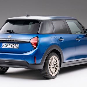 Auch das neue Heckstyling orientiert sich an der Optik des neuen 3-Türers.(Bild:  Bernhard Filser)