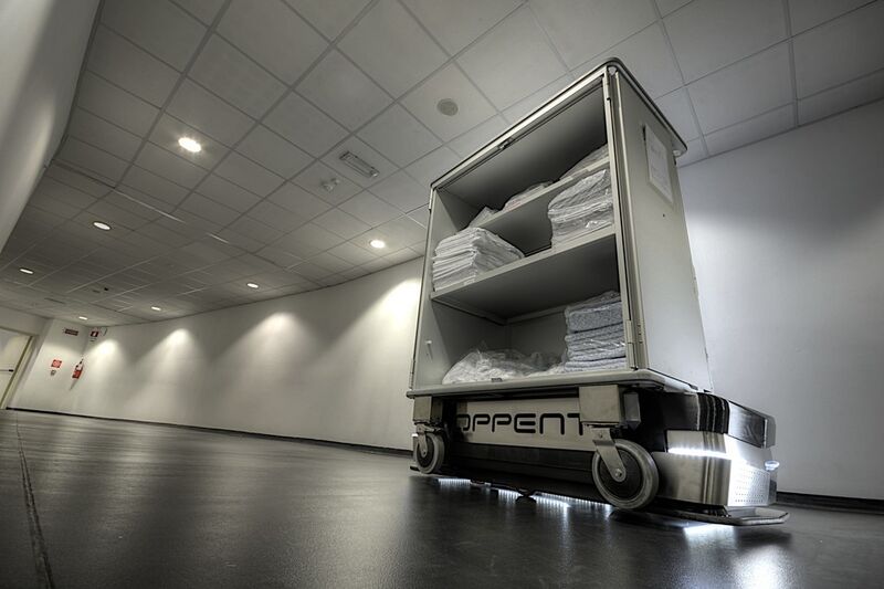 Véhicule autonome pour les milieux hospitaliers, il permet le transport de matériel divers. (Image: Marcon Cristian)