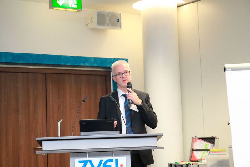 Michael Jochem, Robert Bosch GmbH, in vielen I-4.0-Gremien tätig hält den Security-Aspekt der Verwaltiungsschale für sehr wichtig: „Die Funktionalität der Security ermöglicht erst die sichere Kommunikation, denn es gibt im Netzwerk viele bösen Buben, die nur darauf warten, das Netzwerk anzugreifen. Deshalb muss auch diese Verwaltungsschale so gebaut sein, dass diese so wenig wie möglich Schaden zulässt. Ganz wird man es nicht vermeiden können.“ (Bild: Reinhold Schäfer)