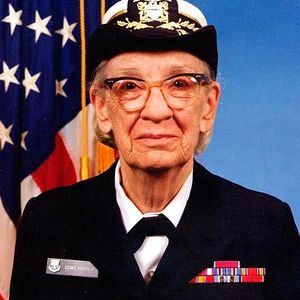 Grace Hopper entwickelte 1952 den ersten Compiler (A-0 System), der mathematischen Code in maschinenlesbaren Code übersetzte und damit die Grundlage für die moderne Programmierung schuf. Sie war maßgeblich an der Entwicklung der Programmiersprache COBOL beteiligt, die es ermöglichte, Computer mit englischen Wörtern statt mathematischen Symbolen zu programmieren und dadurch die IT für Menschen ohne technischen Hintergrund zugänglich machte.(Bild:  Commodore Grace M. Hopper, USNR Official portrait photograph. Gemeinfrei.)