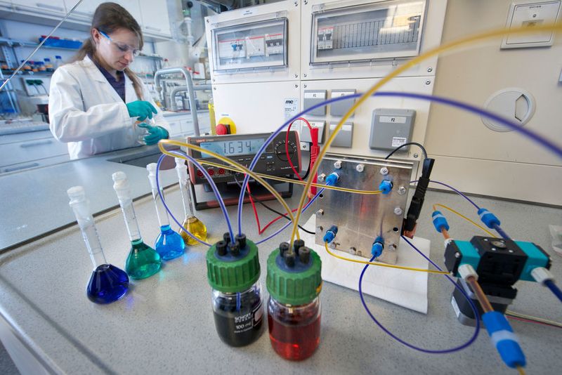 Im Labor am Fraunhofer ICT werden die Materialien für Redox-Flow-Batterien untersucht und weiterentwickelt. Projekt Redox Wind: Bei Redox-Flow-Batterien handelt es sich um stationäre Energiespeicher auf Basis von Zink-Brom und Wasserstoff-Brom. Sie gelten als effizient und langlebiger als herkömmliche Akkus. Der im Rahmen des Projekts aufgebaute Großspeicher umfasst eine Leistung von 2 MW bei einer Kapazität von 20 MWh. Die Pilotanlage steht auf dem Gelände des Fraunhofer ICT in Pfinztal. (Fraunhofer ICT)