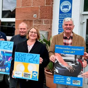 Eröffneten gemeinsam den Licht-Test in der Region Stuttgart (v.l.): Obermeister Torsten Treiber, Conrad Mohr (Inhaber Autoservice Mohr GmbH) Regierungsvizepräsidentin Sigrun von Strauch, Präsident der Landesverkehrswacht Baden-Württemberg e.V. Burkhard Metzger, Innungsgeschäftsführer Christian Reher.(Bild:  Kfz-Innung Region Stuttgart)