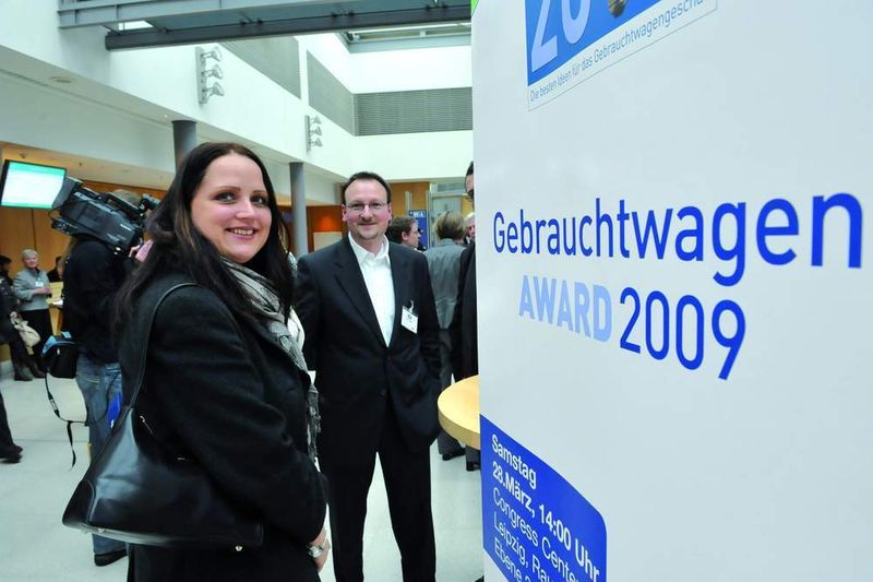 Melanie Steinlein und Frank Ritter von Autohausen.de freuen sich, dass ihre Börse der Jury des Gebrauchtwagen Award positiv aufgefallen ist. (Archiv: Vogel Business Media)