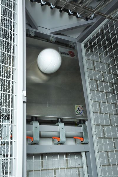 Test 3: Formstabilität – Auch nach 2000 Schüssen gegen eine Stahlplatte darf sich der Ball nicht nenneswert verformen. (Fifa, Empa)