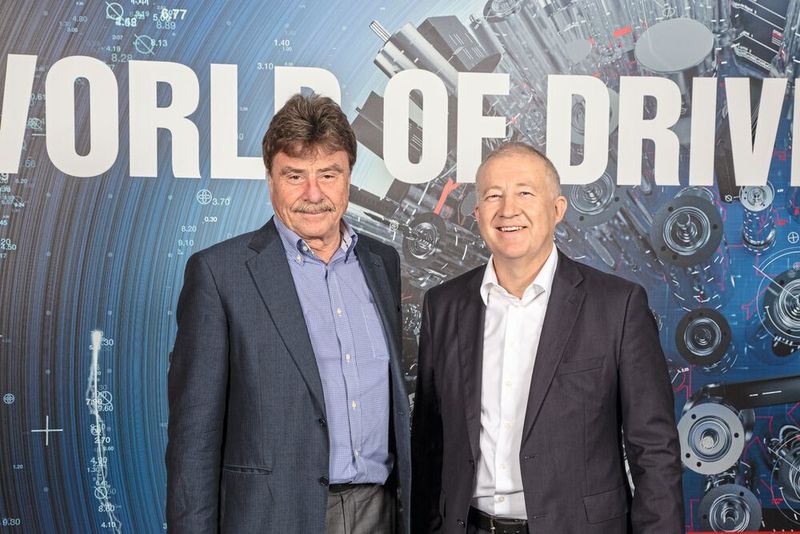 Eugen Elmiger (rechts): „Die vor Jahren gestartete Wachstumsstrategie ‚Mission 2020’ mit dem klaren Ziel der Vorwärtsintegration von Antriebssystemen zeigt erste Erfolge.“ (maxon motor ag, Sachseln)