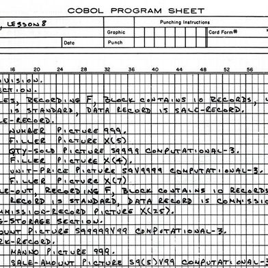 Eine Karte mit Programmcode, wie sie in Unterrichtseinheiten für COBOL-Programmierung auf einem IBM System/360 Mainframe eingesetzt wurde. Die über 65 Jahre alte Programmiersprache COBOL ist vor allem bei Legacy-Anwendungen im Bank- und Versicherungswesen noch fest verankert, und deren Modernisierung aufwändig und teuer. Laut Anthropic lässt sich dieser Aufwand nun mit dem KI-Tool Claude Code leicht automatisieren. (Bild: frei lizenziert)