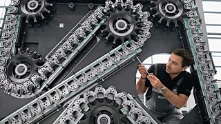 Montage et le réglage d'un magasin à chaîne dans la fabrique de machines-outils Gildemeister GmbH à Bielefeld (Allemagne). (Image: DMG Mori Seiki)