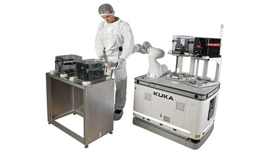 Mit der Wafer Handling Solution hat Kuka einen mobilen Roboter für den Wafer-Transport zwischen den einzelnen Arbeitsstationen entwickelt. Mit der Wafer Handling Solution hat Kuka einen mobilen Roboter für den Wafer-Transport zwischen den einzelnen Arbeitsstationen entwickelt.